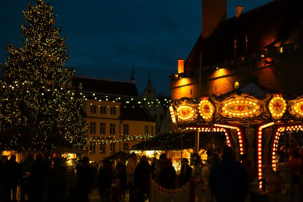 N&uuml;rnberg, Stra&szlig;burg, Salzburg, Aachen: 4 Weihnachtsm&auml;rkte, 4 Glampings in Reichweite