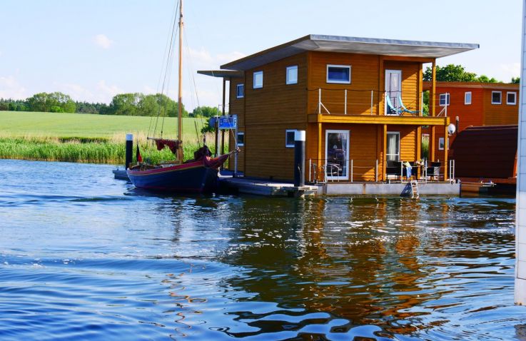R&uuml;ckenwind Ferien Kr&ouml;slin - Floating Houses an der Ostsee